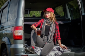 坐在越野车后车厢的美女图片